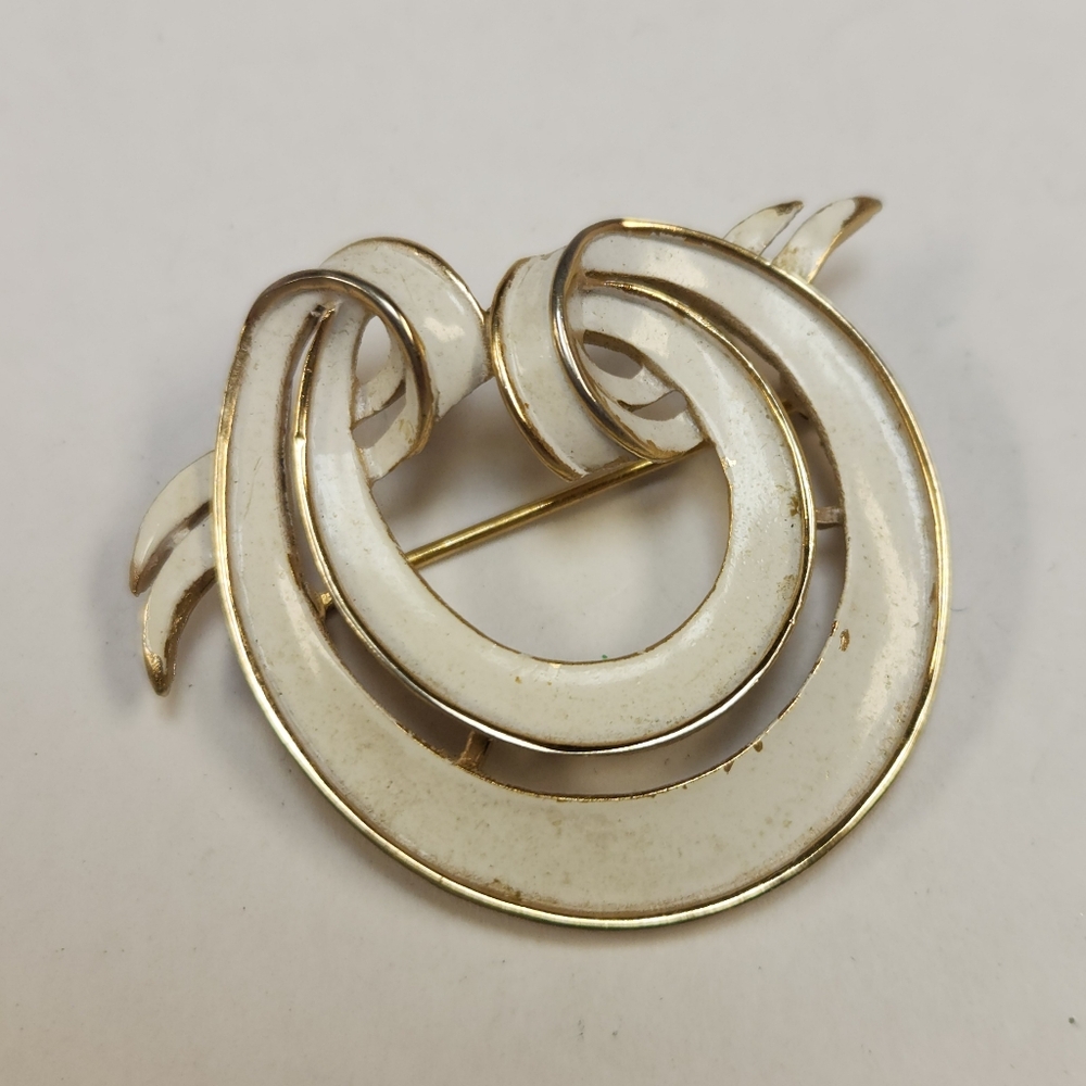 Trifari Cream And Gold Enamel Brooch